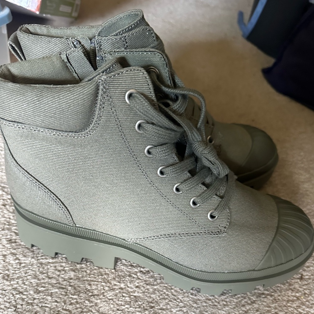 NWT Fabric Ankle Boots with Thick Rubber Sole and Rubber Toe Side Zip size 10